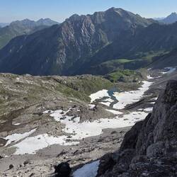 Im losen Gestein ohne Seil wurde es knifflig. Die beste Lösung war das steile aber weiche Schneefeld