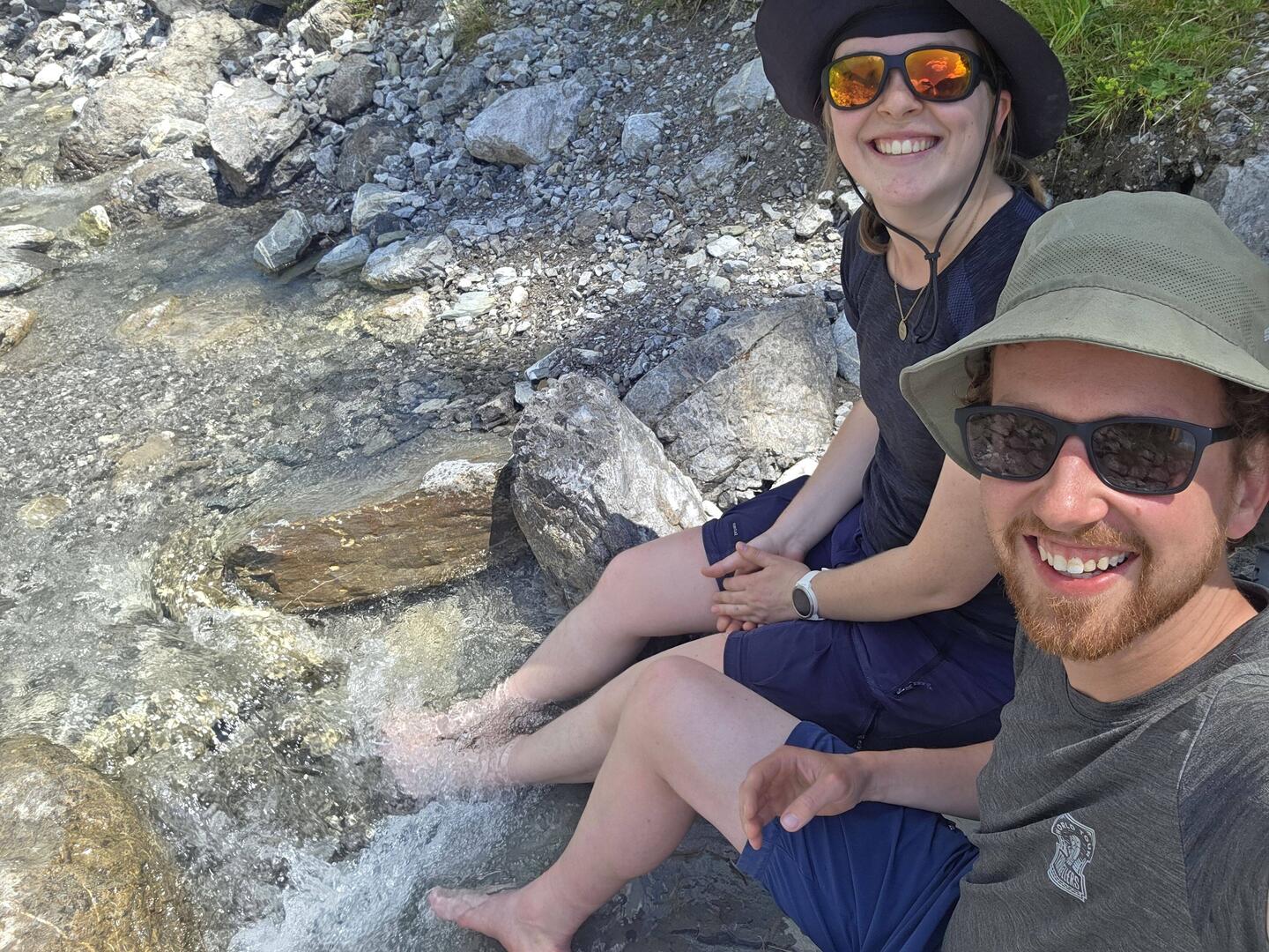 Tour erfolgreich gemeistert, jetzt bricht mit Füßen im Bach das große Chillen aus 😅