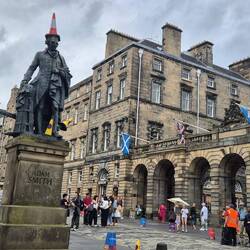 Traffic Cones auf Denkmäler, absolute Tradition in Schottland