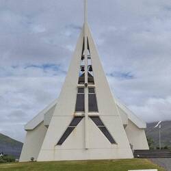 Eine eher sehr moderne und nüchterne Kirche