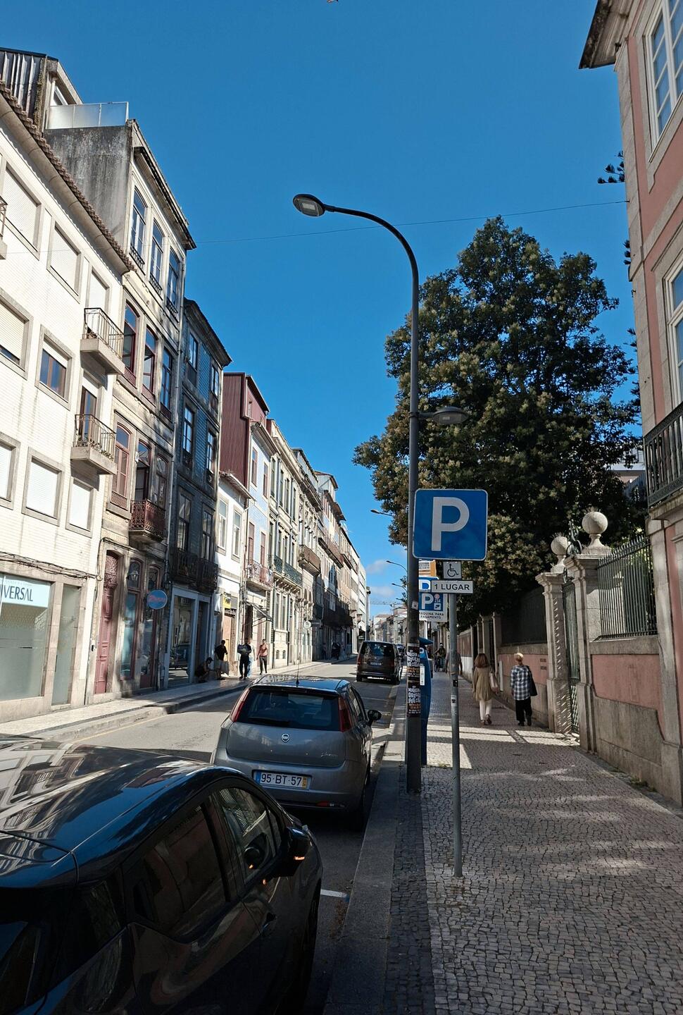 Die Fassaden in Porto sind weltberühmt für ihre kunstvollen Azulejos (traditionelle Keramikfliesen)