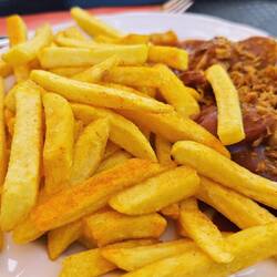 Die wohlverdiente Currywurst mit Fritten in Einruhr