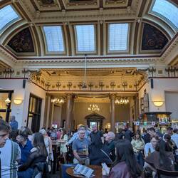 Die Wetherspoon Pubs sind gut und günstig.
