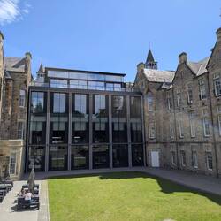Das West-End mit dem Edinburgh-College ist jedoch sehr schön.