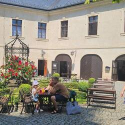 Der Biergarten im Innenhof der Burg