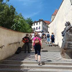 Der mühsame Weg über hunderte von Treppenstufen hoch zur Burg bei 34°C