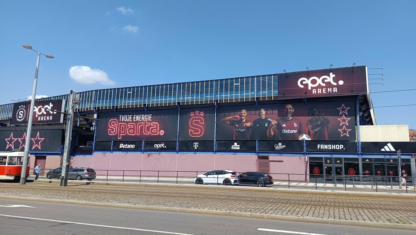 Parkplatz vor dem Stadion von Sparta Prag