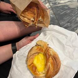 Kanelknuten am Flughafen