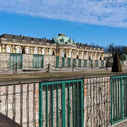 Leider sind im zeitigen Frühjahr noch viele Pflanzen im Park versteckt...