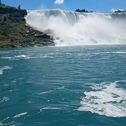 Mit dem Schiff ganz nahe zum Wasserfall