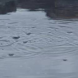 Ausnahmsweise kein Regen sondern kochendes wasser das aus dem Boden des Pools blubbert...