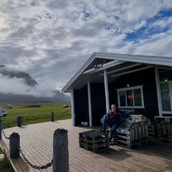 Ein kleines Café mit Sonnenterrasse (wenn sie mal scheint) gibt es auch