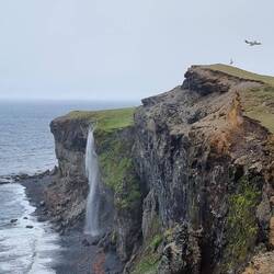 ... und ein Wasserfall, der sich ins Meer stürzt