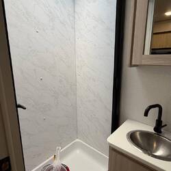 Genügend grosse separate Dusche