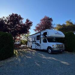 Campground mit Tisch und abgetrennt