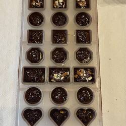 Erstellte Pralinen Schälchen füllen