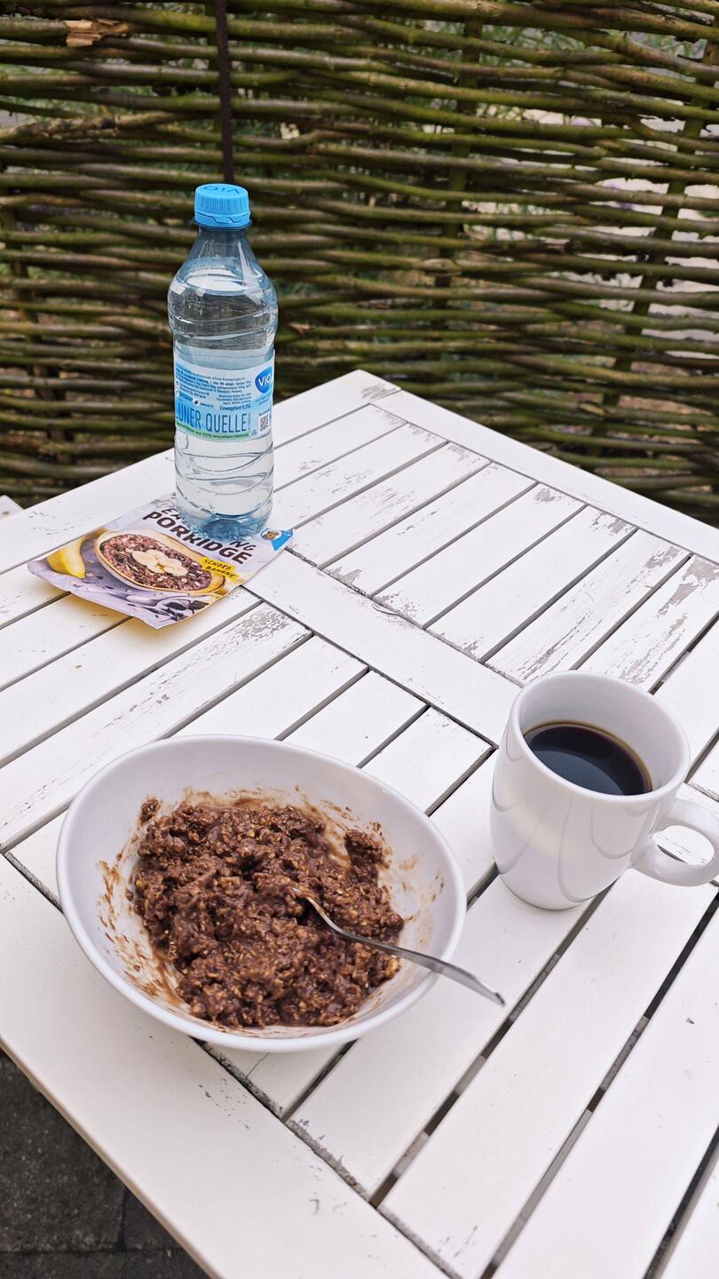 Frühstück auf der kleinen Terrasse.