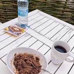 Frühstück auf der kleinen Terrasse.