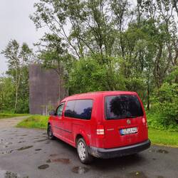Schlafplatz mit moderner Toilette