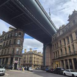 Brücke mitten durch die Häuserzeilen