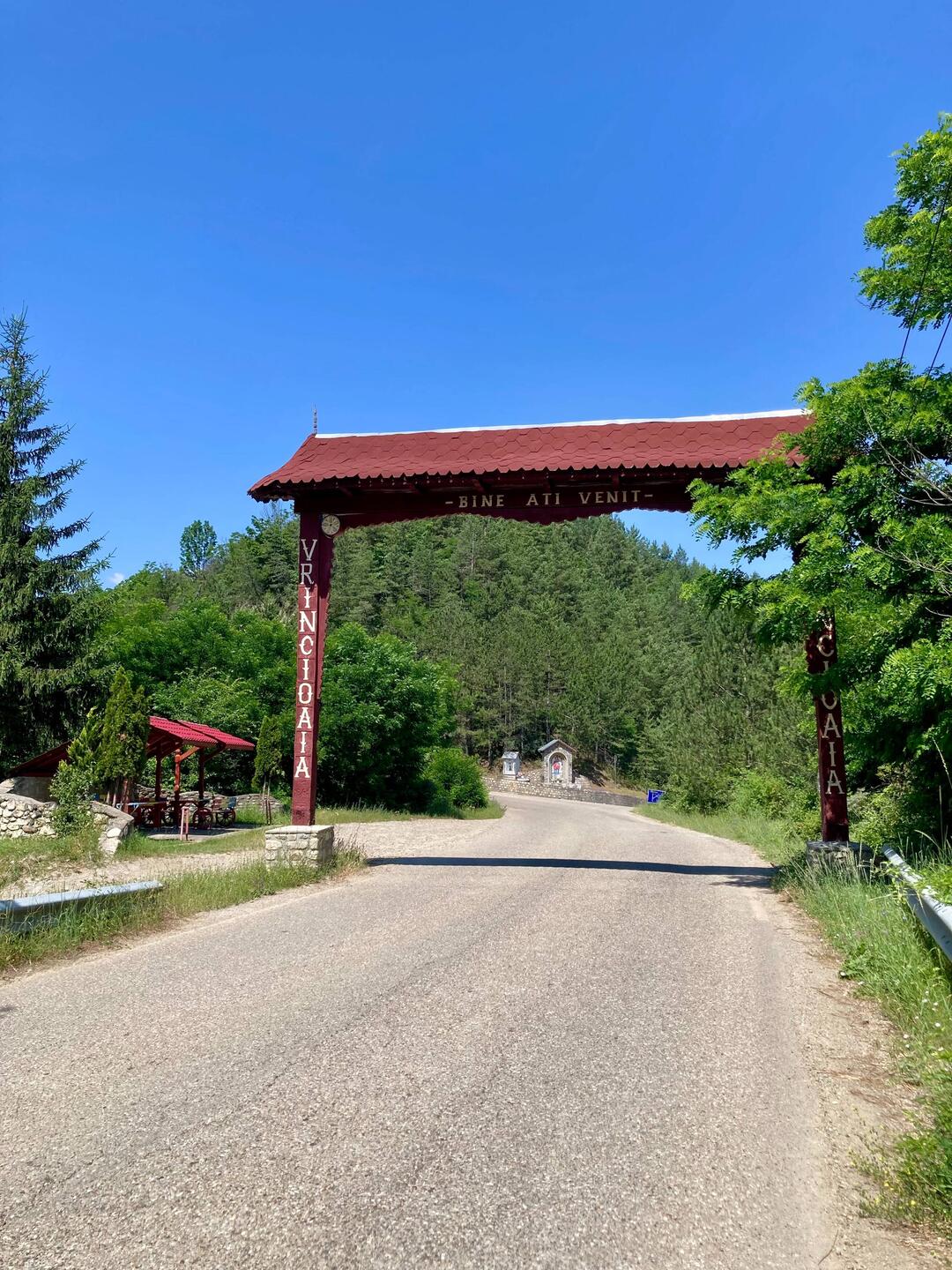 Solche Tore stehen an vielen Ortseingängen, kleinere auch zu privaten Häusern