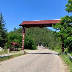 Solche Tore stehen an vielen Ortseingängen, kleinere auch zu privaten Häusern