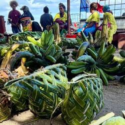 Aus Palmblättern geflochtene Körbe und Verpackungen