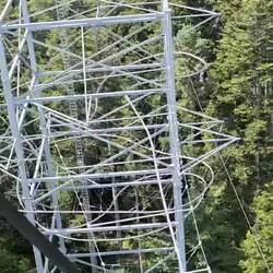 Así es como funciona esta torre metálica aledaña