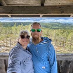 Mit dem Blick über die Wälder Finnlands