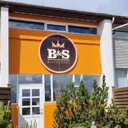 Das einzige "bessere" Restaurant (außer Burger und Pommes) hier am Ort