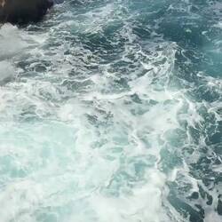Im Hintergrund unser Boot