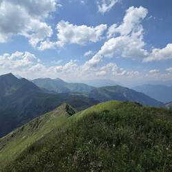 Gipfelgrattour und Blick Richtung Hütte