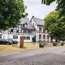 Ortskern mit dem "verrücktem Stuhl "