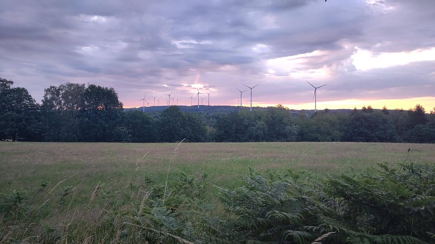 Sonnenaufgang mit Windräder