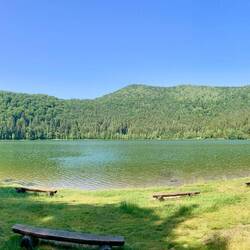 Mitten im Krater liegt der See am Morgen noch ganz ruhig