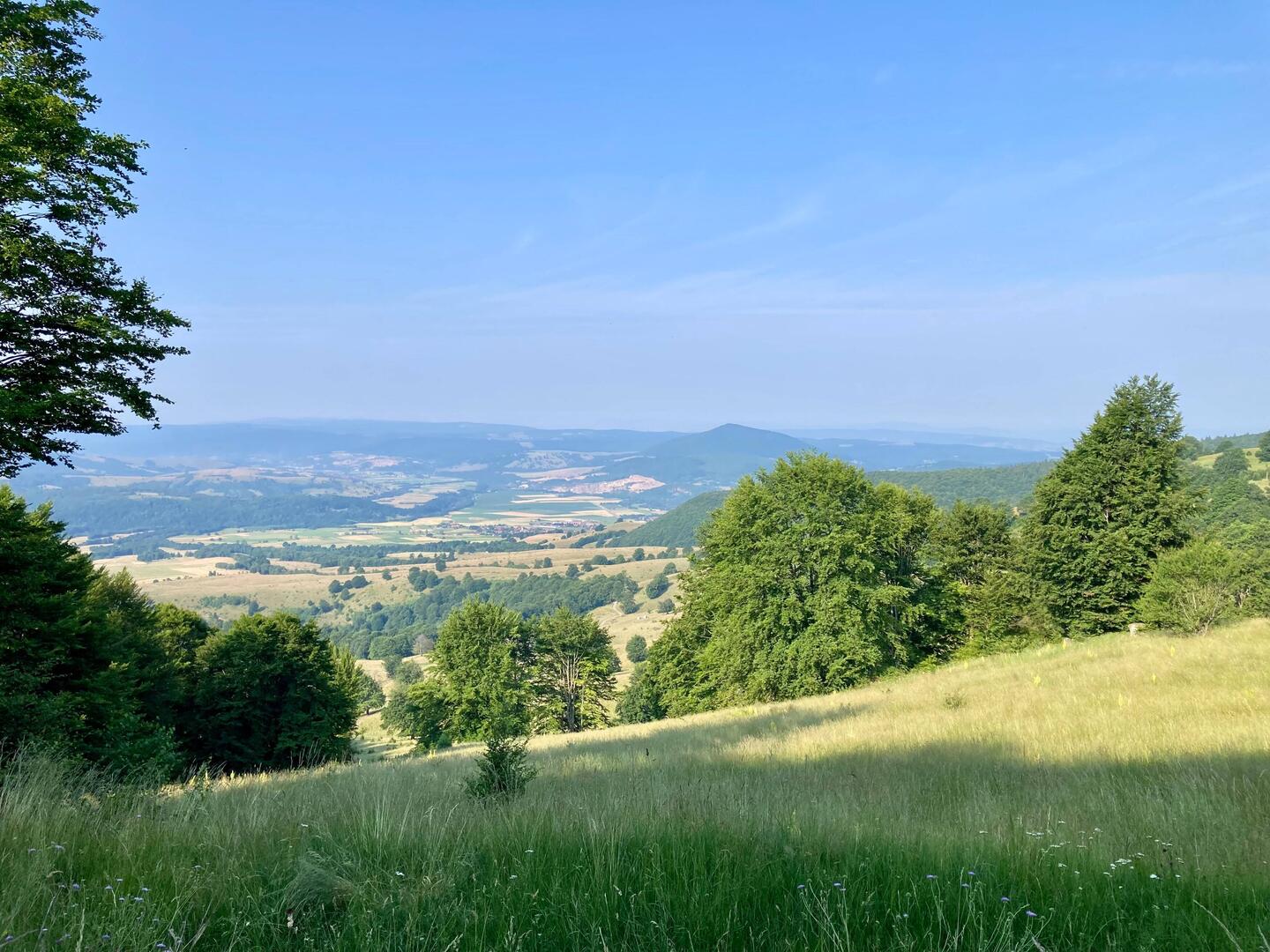 Fernsicht bei der Anfahrt zum St Ana See, einem Vulkankratersee