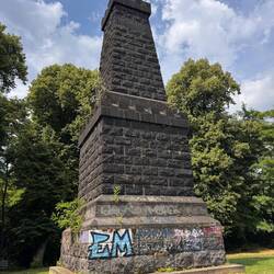 der Bismarckturm neben dem Rheinelbe Park