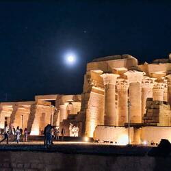 Vollmond über dem Tempel