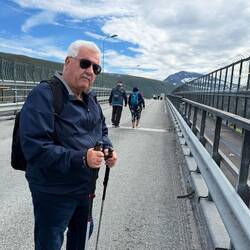 Über die Brücke zur Eismeer Kathedrale