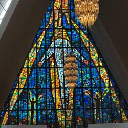 Das 23 m hohe Glasmosaikfenster
