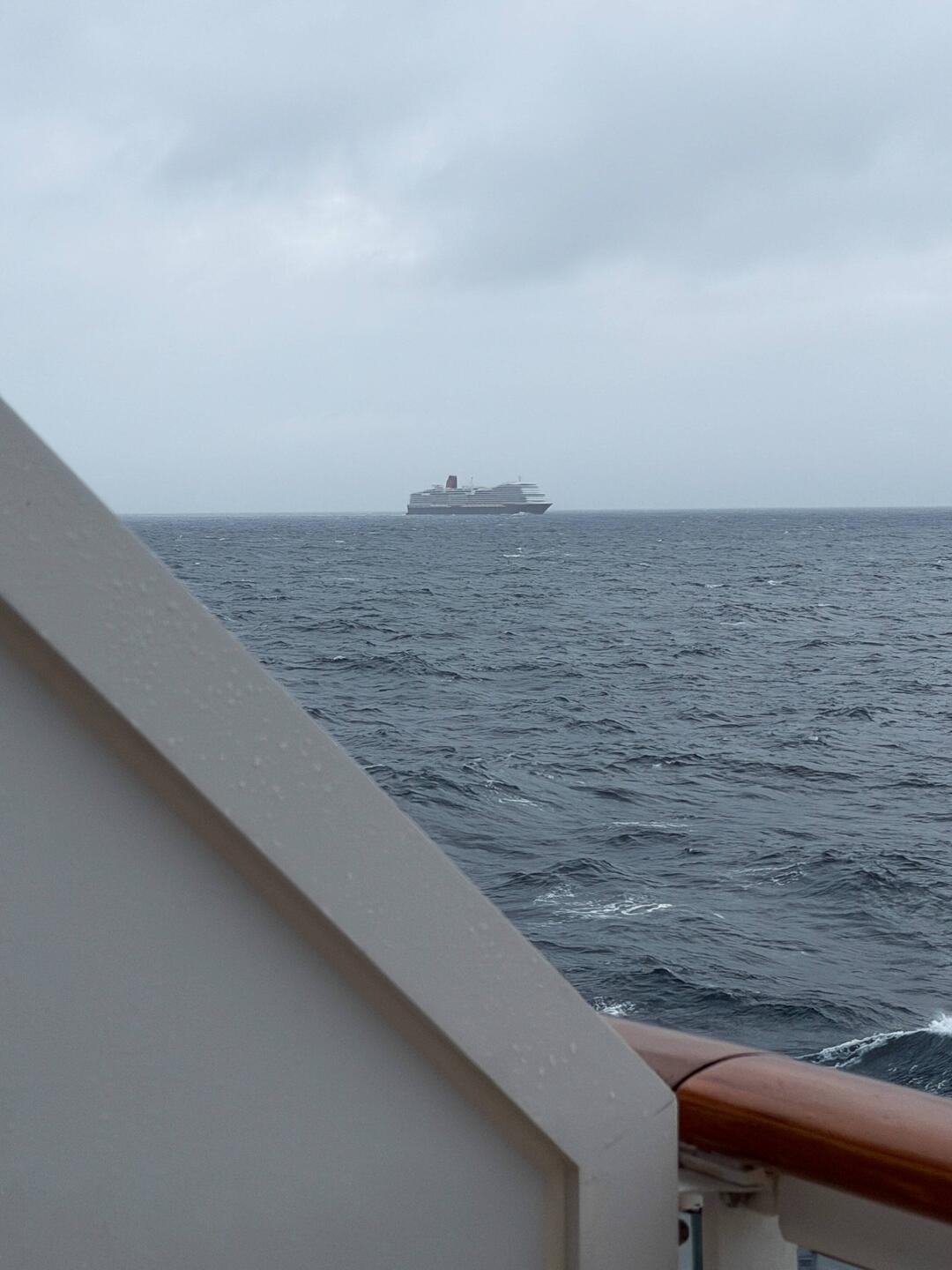 Ein anderes Kreuzfahrtschiff überholt uns
