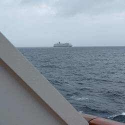 Ein anderes Kreuzfahrtschiff überholt uns