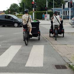 Ich krieg immer das Staunen, wie die Frauen hier locker ihre Kinder auf drei Rädern transportieren