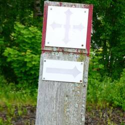 A rather faded St Olavsleden waymark