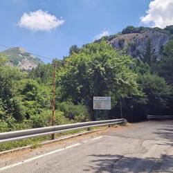 Einfahrt in den Nationalpark. Die Fahrt hierher war schon Abenteuer pur! Kurve folgt Kurve.