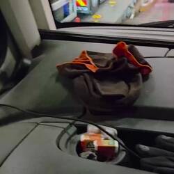 Rein, einhändig mit Handy in der Hand und hinab in den Bauch