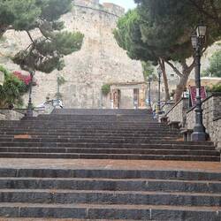 Allein schon die Treppe von unserem Parkplatz zum Castello war beeindruckend.