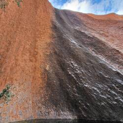 Uluru bliver sort der hvor vandet løber når det har regnet meget.