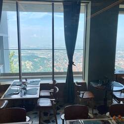 und geniesse den Ausblick im Restaurant