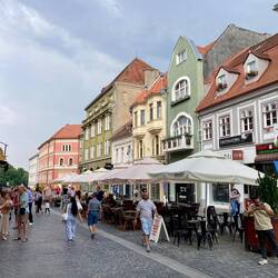 In den angrenzenden Strassen sind zahlreiche historische Gebäude